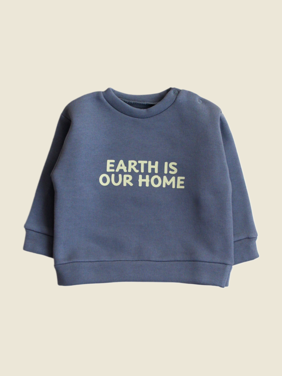 Lacivert, büyük harflerle EARTH IS OUR HOME yazılı üniseks bebek üç ip sweatshirt. Şardonlu.